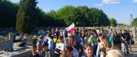 grupa młodzieży uczestników marszu