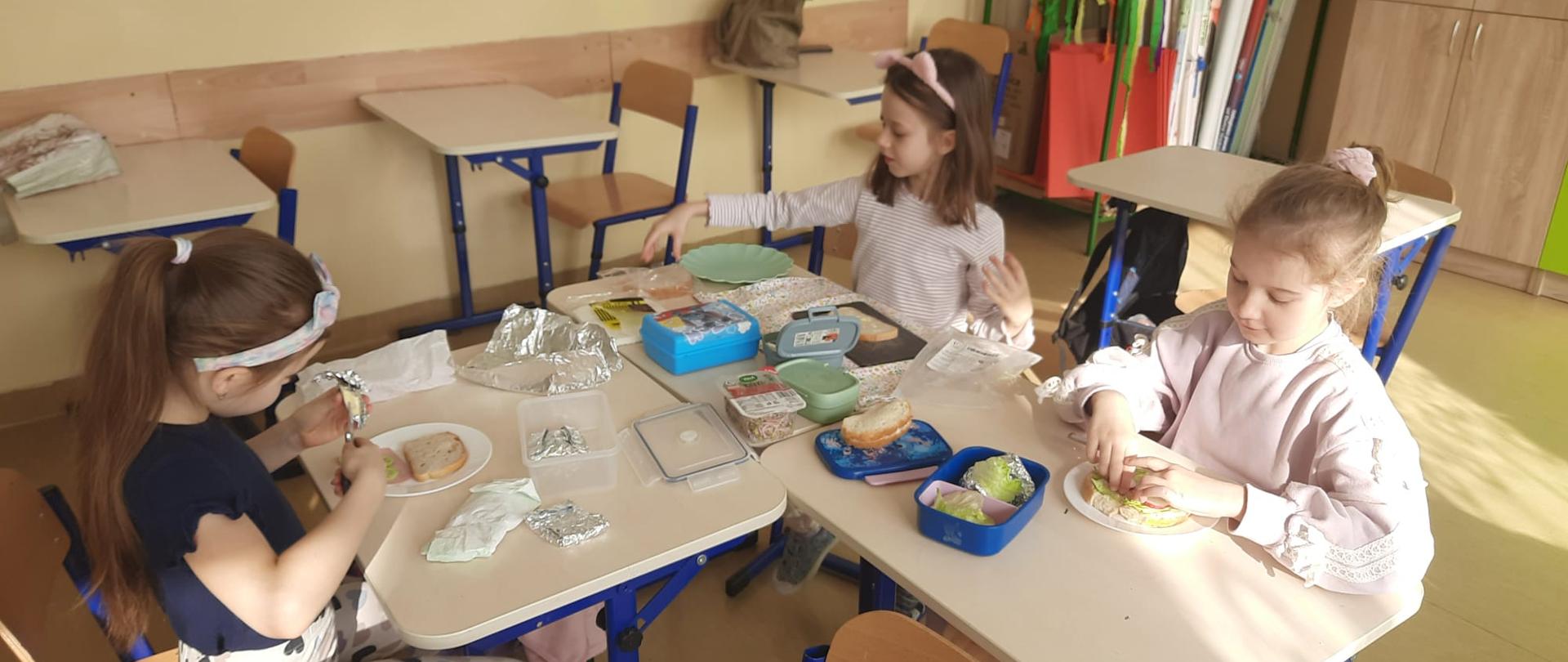 Uczennice klasy 1a przygotowują kanapki.