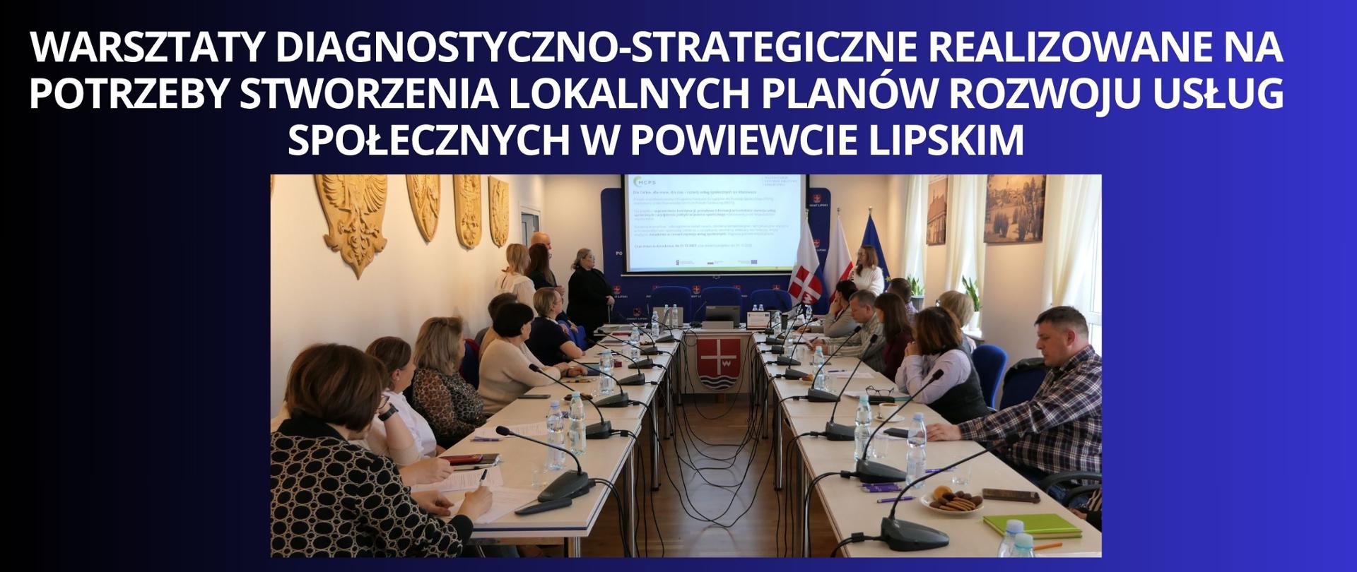 BIAŁY NAPIS NA GRANATOWYM TLE "Warsztaty diagnostyczno-strategiczne, zorganizowane w ramach projektu „Dla Ciebie, dla mnie, dla nas – rozwój usług społecznych na Mazowszu” ZDJĘCIE Z SALI KONFERENCYJNEJ Z UCZESTNIKAMI WARSZTATÓW