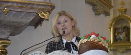 Wójt Iwona Księżopolska dziękuje za dar w postaci chleba od delegacji z Ukrainy