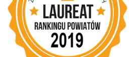 Grafika przedstawia odznakę nadawany laureatom Rankingu Powiatów 2019 przez Związek Powiatów Polskich. Jest to kotylion w kolorach białym, złotym i czerwonym. W białym centrum kotylionu widnieje złota korona oraz dwie złote gwiazdki po bokach wraz z napisami: Laureat Rankingu Powiatów 2019, (u góry) Związek Powiatów Polskich, Kręgi rozchodzące się na zewnątrz na skraju kotylionu są koloru złotego, natomiast dwie wstążki u dołu są koloru biało czerwonego.