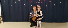 Dzieci pozują do zdjęcia z dziadkami i babciami