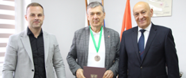 od lewej Wicestarosta Zambrowski, Naczelnik Wydziału Geodezji, Kartografii i Katastru oraz Starosta Zambrowski