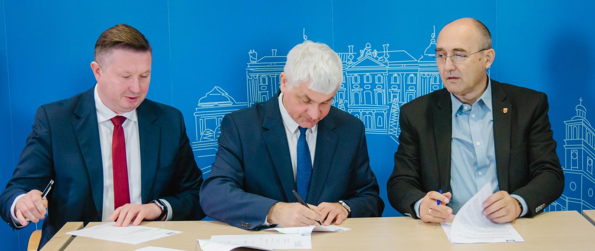 Razem bezpieczniej - podpisanie umów przez starostę i wicestarostę
