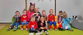 małe dzieci w przebraniach karnawałowych bawią się i pozują do zdjęć