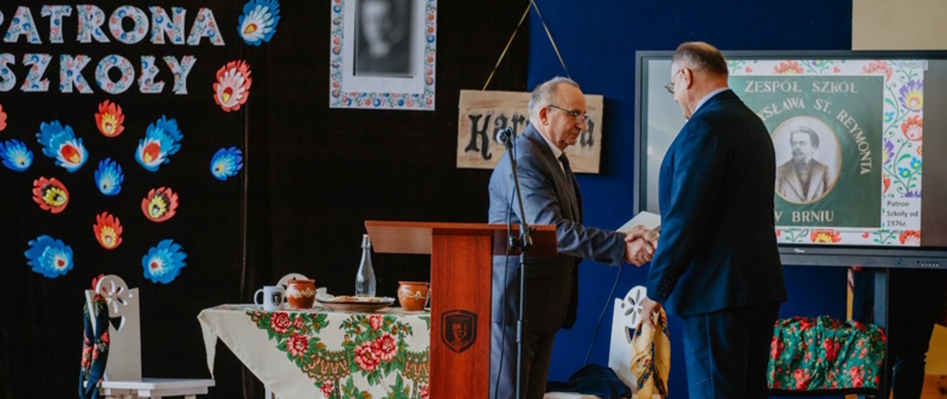 Wicestarosta Dąbrowski przekazuje adres okolicznościowy Dyrektorowi Szkoły