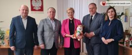 na zdjęciu od lewej kierownik PCPR, Wicestarosta Zambrowski, dyrektor PFRON, wójt gminy Szumowo, kierownik Ośrodka Pomocy Społecznej w Szumowie
