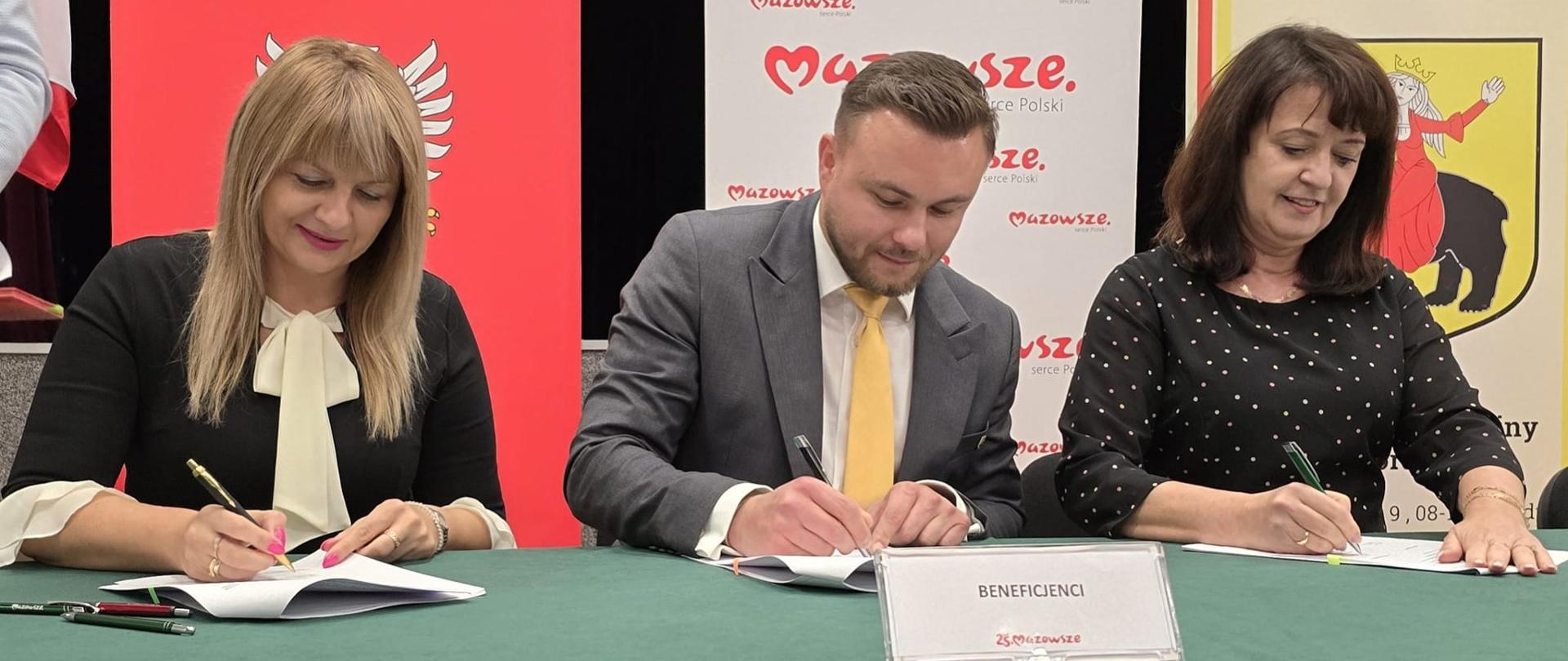 Uroczyste zawarcie umów pomiędzy gminami z powiatu siedleckiego a Samorządem Wojeództwa Mazowieckiego odbyło się w Mordach