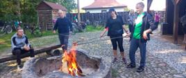 Wspólne pieczenie kiełbasek