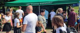Mieszkańcy przy stoisku LKP Puszcza Białowieska