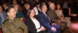 na miejscach siedzących znajdują się zaproszeni goście