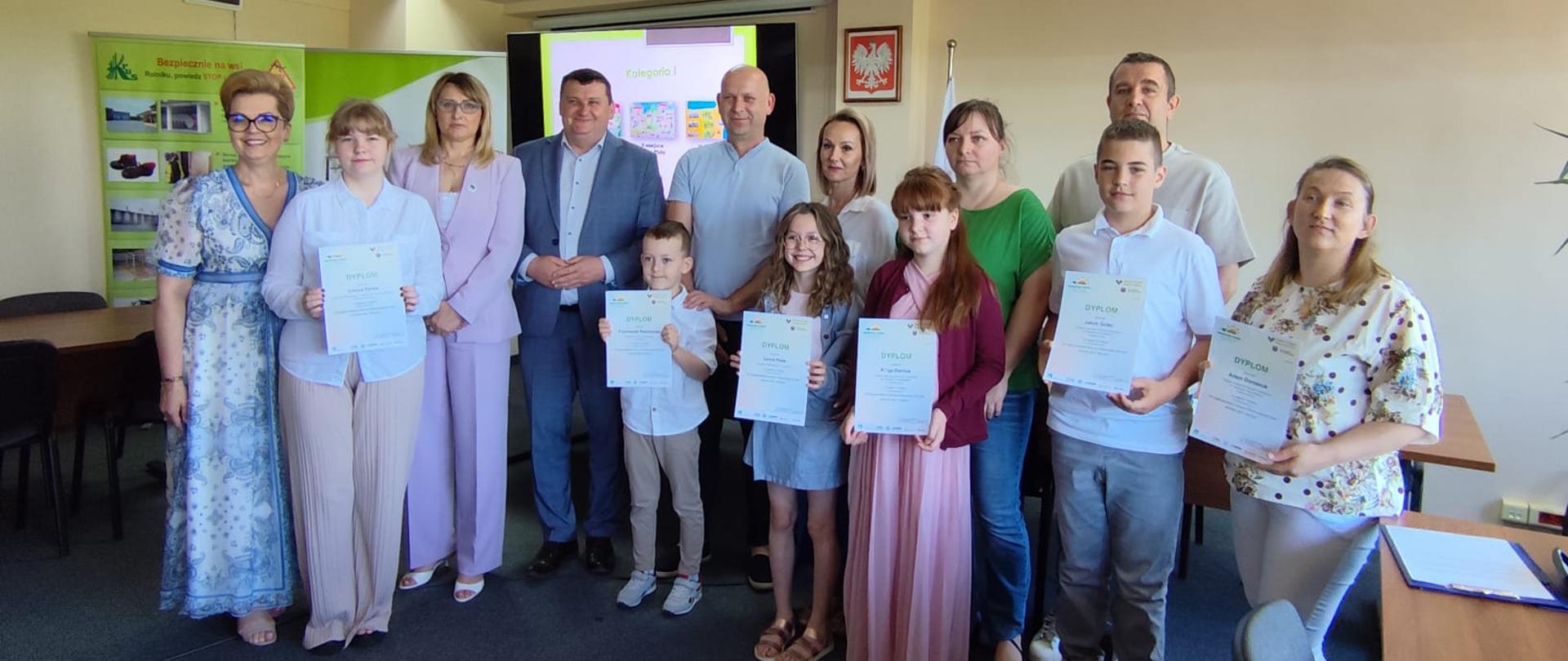 Sala konferencyjna uczestnicy podsumowania konkursu: laureaci, opiekunowie, starosta, wicestarosta i kierownik KRUS