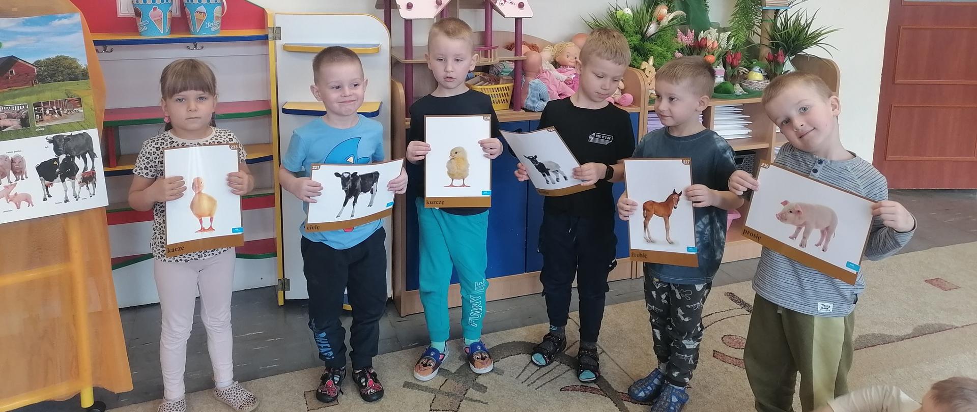 6 dzieci z tablicami zwierząt 