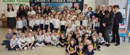 Uczestnicy wydarzenia pozują do wspólnego zdjęcia