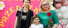 Dyrektor Dorota Ewelina Durzyńska pozuje do zdjęcia wraz z absolwentką przedszkola