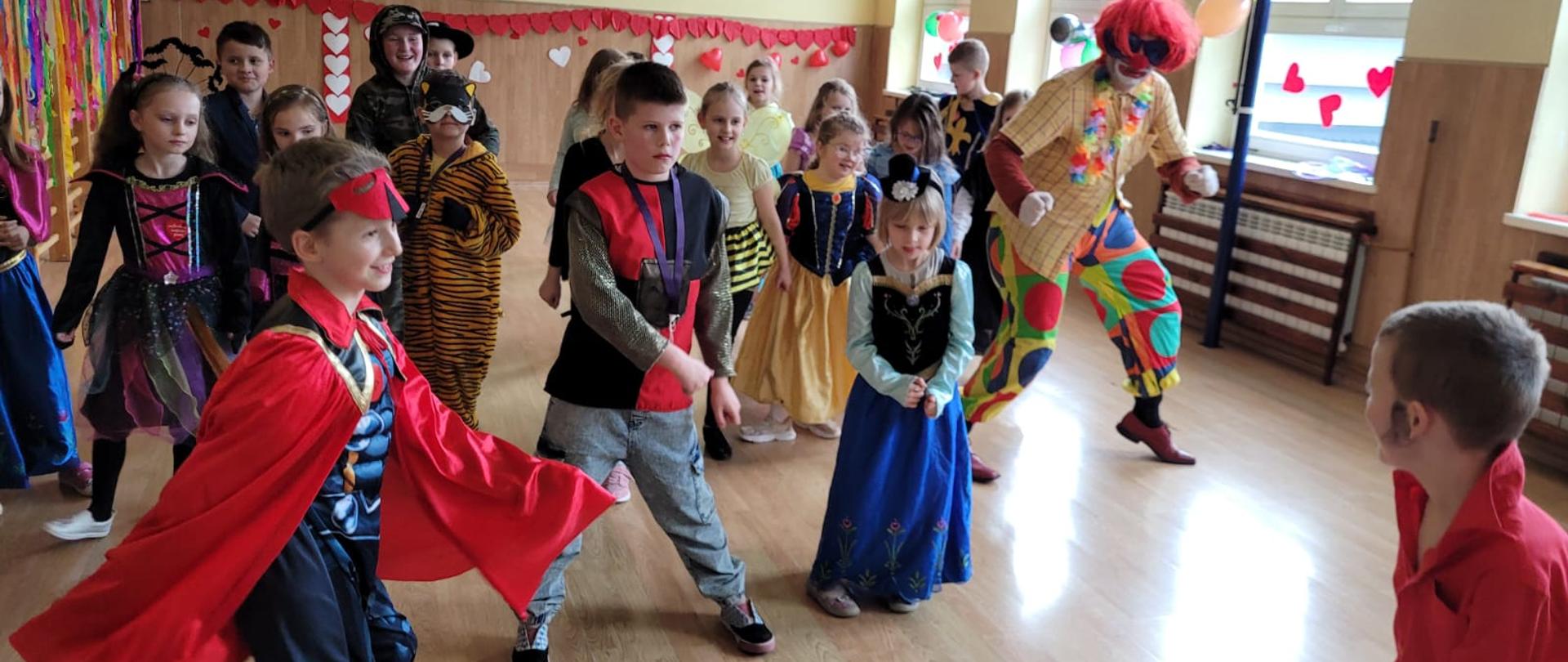 Uczniowie w tańcu z Elvisem Presleyem.