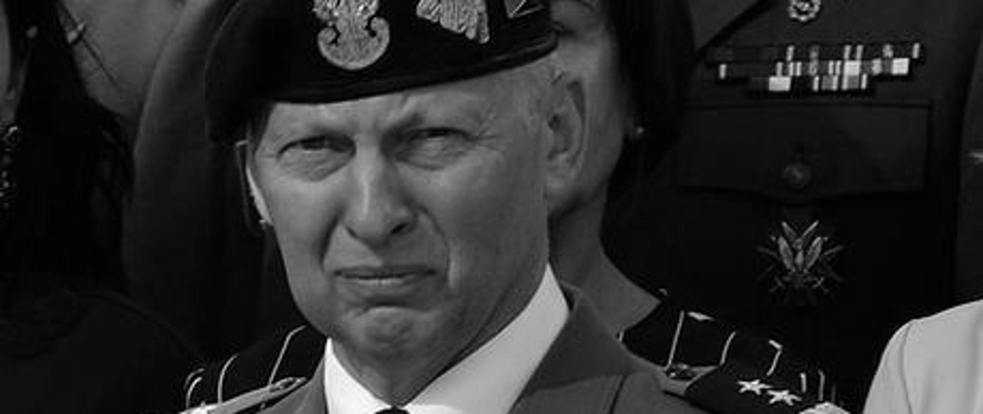 mężczyzna w mundurze, generał