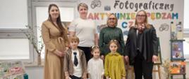 Nagrodzone dzieci - uczestnicy konkursu pozują do zdjęcia wraz Dyrekcją i nauczycielami