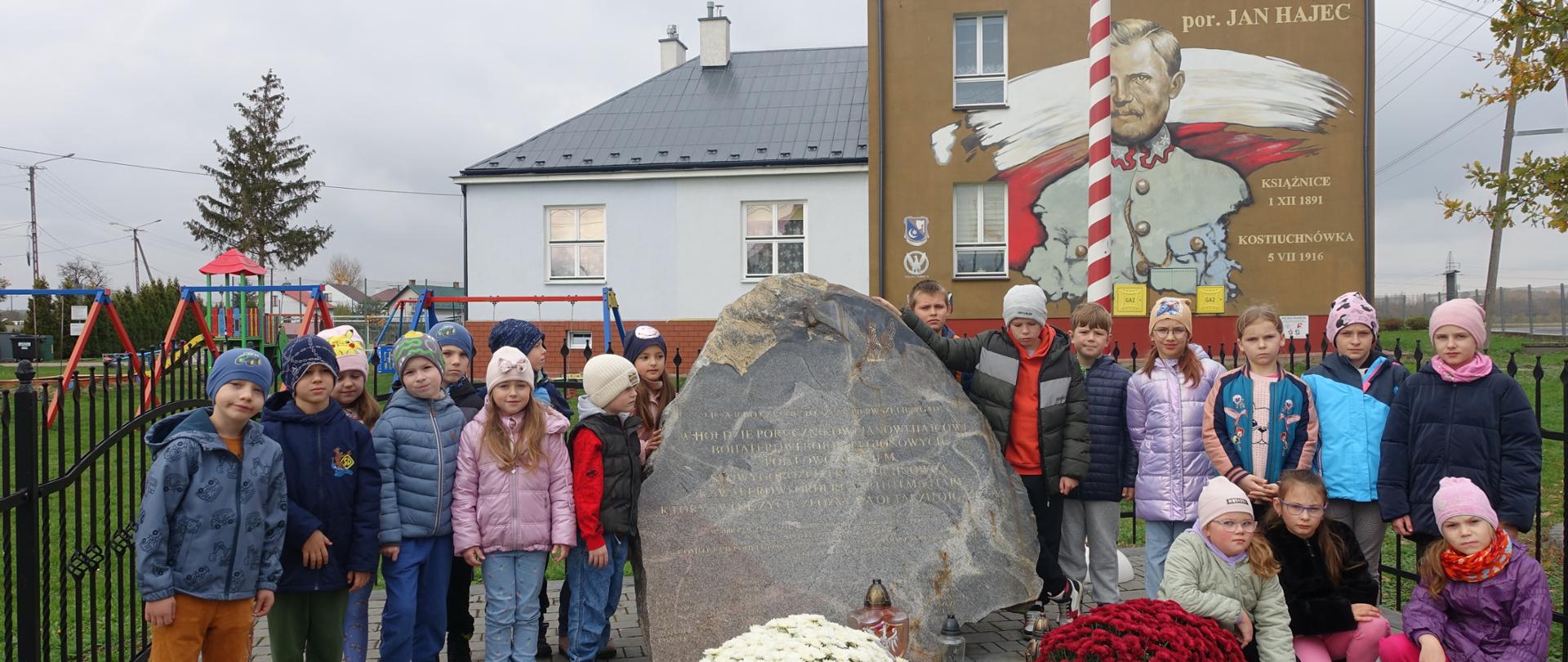 Uczniowie przy kamieniu pamięci legionisty por. Jana Hajca