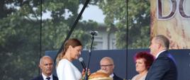 Starostowie dożynek przekazujący chleb dożynkowy Pani Wójt