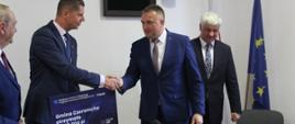 Moment wręczania promes