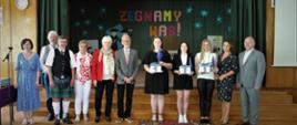 Nagrodzone uczennice, Starosta Hajnowski, dyrekcja szkoły i członkowie delegacji z Niemiec pozują do wspólnego zdjęcia