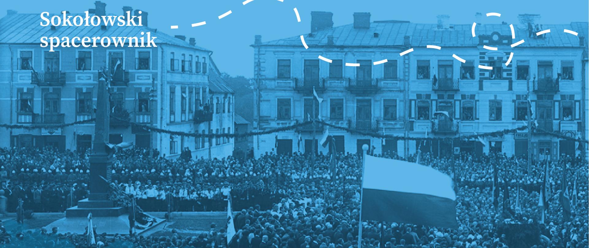 Na niebieskim tle dawne zdjęcie okolic pomnika ks. Brzóski w Sokołowie Podlaskim ilustrujące uroczystość. Na zdjęciu widzimy strzelisty monument, a wokół niego tłumy uczestników uroczystości patriotycznej. W tle dawne kamienice ze spadzistymi dachami.
