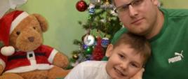 Dzieci pozują do zdjęcia ze swoimi rodzicami