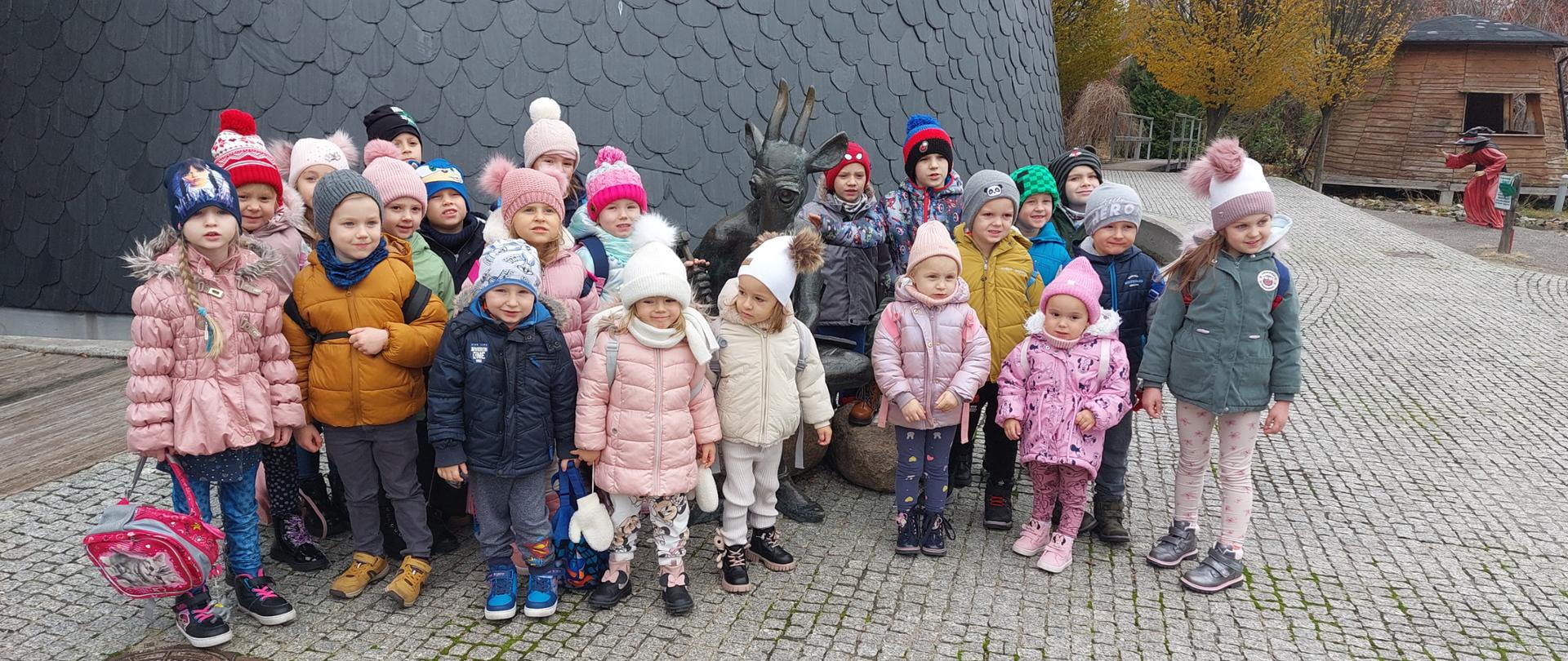 Przedszkolaki z Koziołkiem Matołkiem.