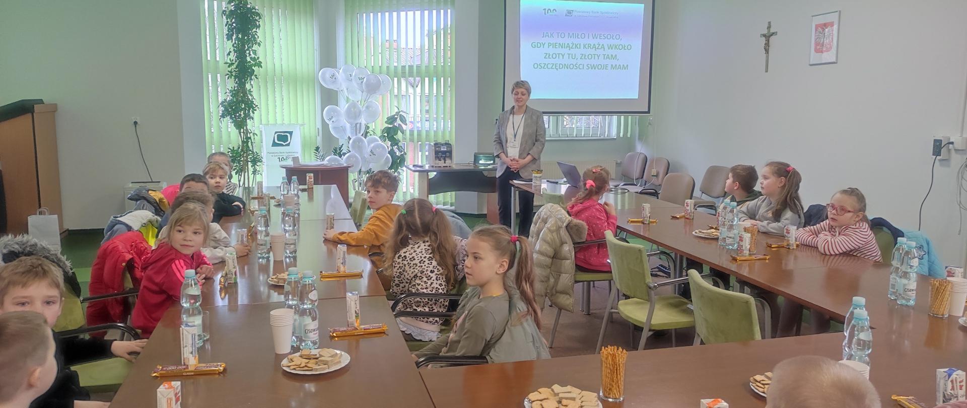 dzieci przy stołach