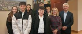 Grupa uczniów i nauczyciel oraz Zastępca Wójta w odwiedzinach w gabinecie Wójta Gminy Raba Wyżna. 