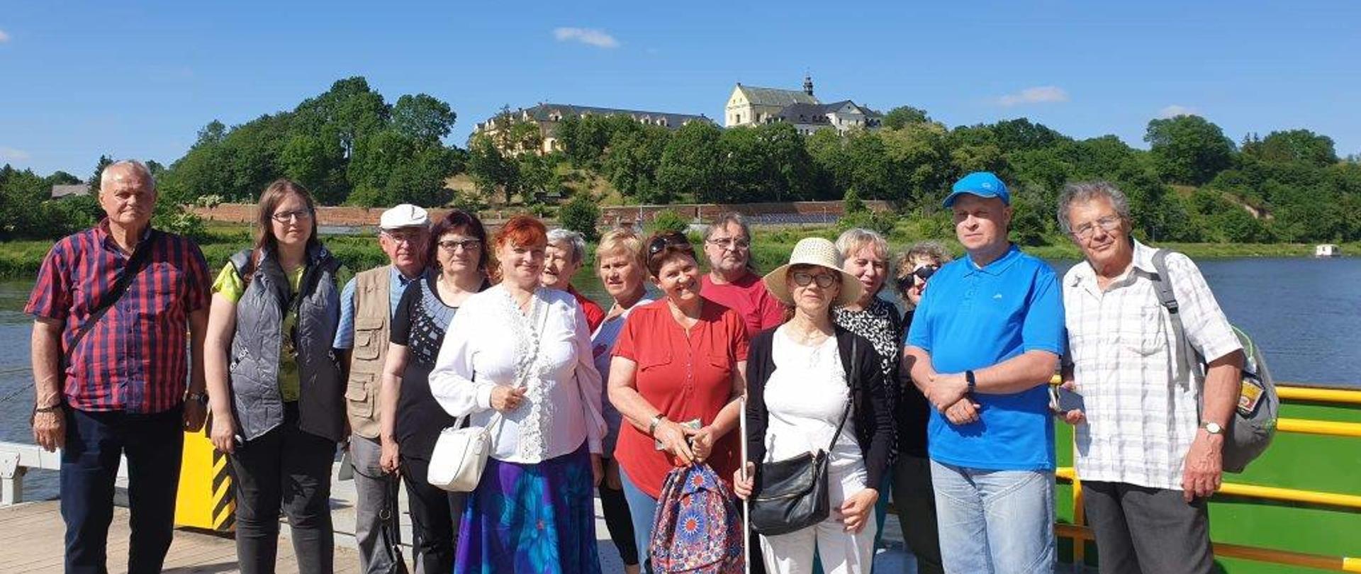 Uczestnicy wycieczki pozują na moście - w tle Bug