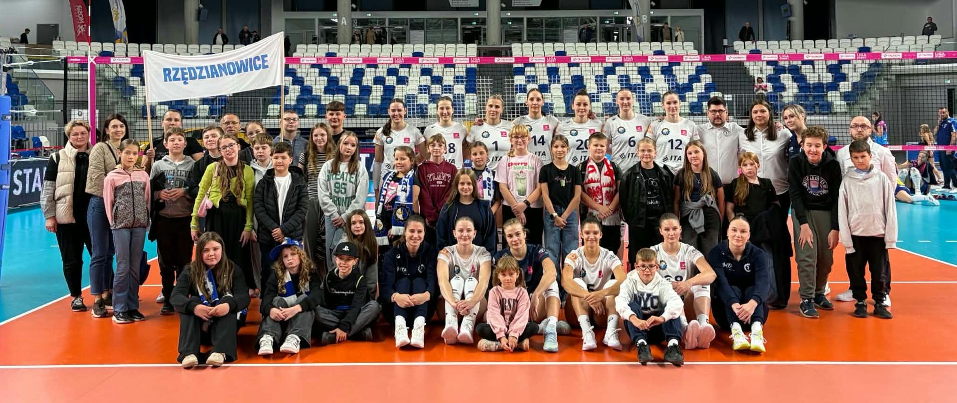 Uczniowie podczas wyjazdu na mecz piłki siatkowej