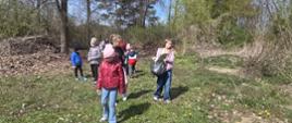 Sprzątanie terenu wokół szkoły z okazji Dnia Ziemi