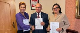 Moment podpisania umowy pomiędzy KOWR a Powiatem Hajnowskim