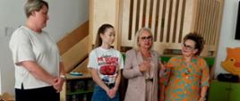 Pani Dyrektor w towarzystwie nauczycielek wita grupę 