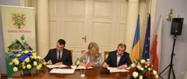 Wójt Pani Iwona Księżopolska podpisująca umowę z Wójtami z gmin Ukraińskich