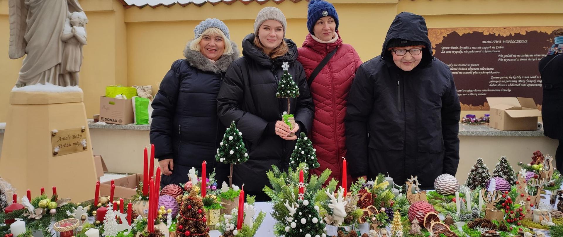 Kiermasz ozdób świątecznych w Choroszczy - sprzedawcami są pracownicy i mieszkańcy DPS
