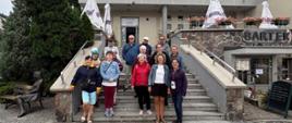 Grupa pozuje przed restauracją Albatros