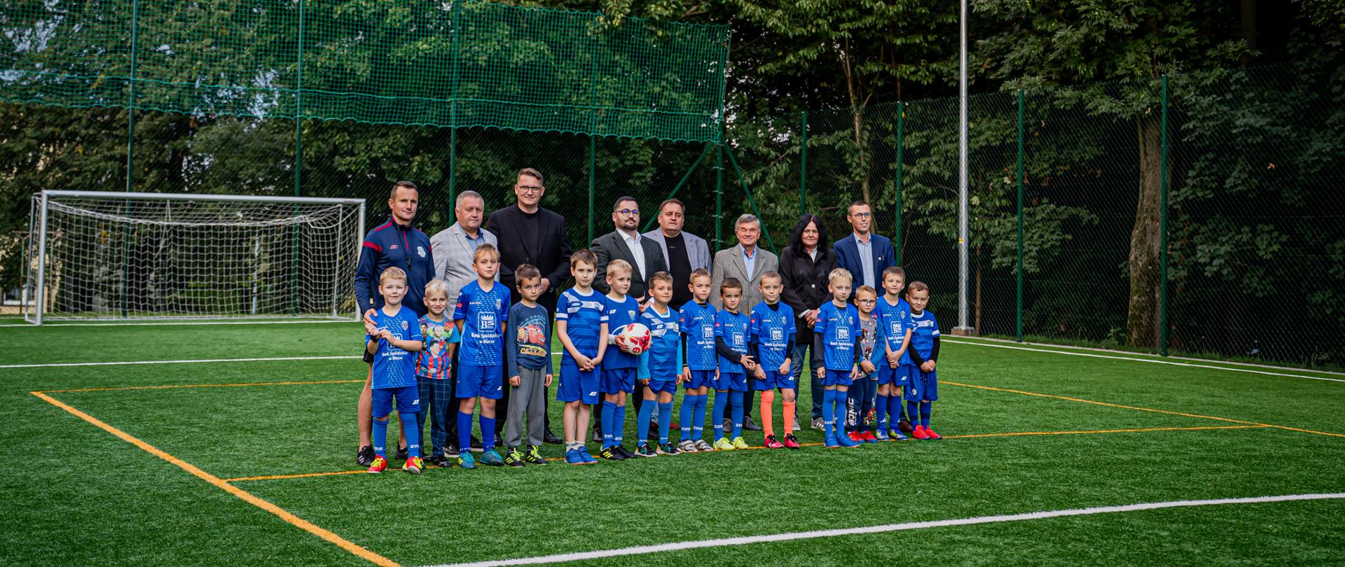 zdjęcie grupowe na boisku przy PZPO w Bieczu 