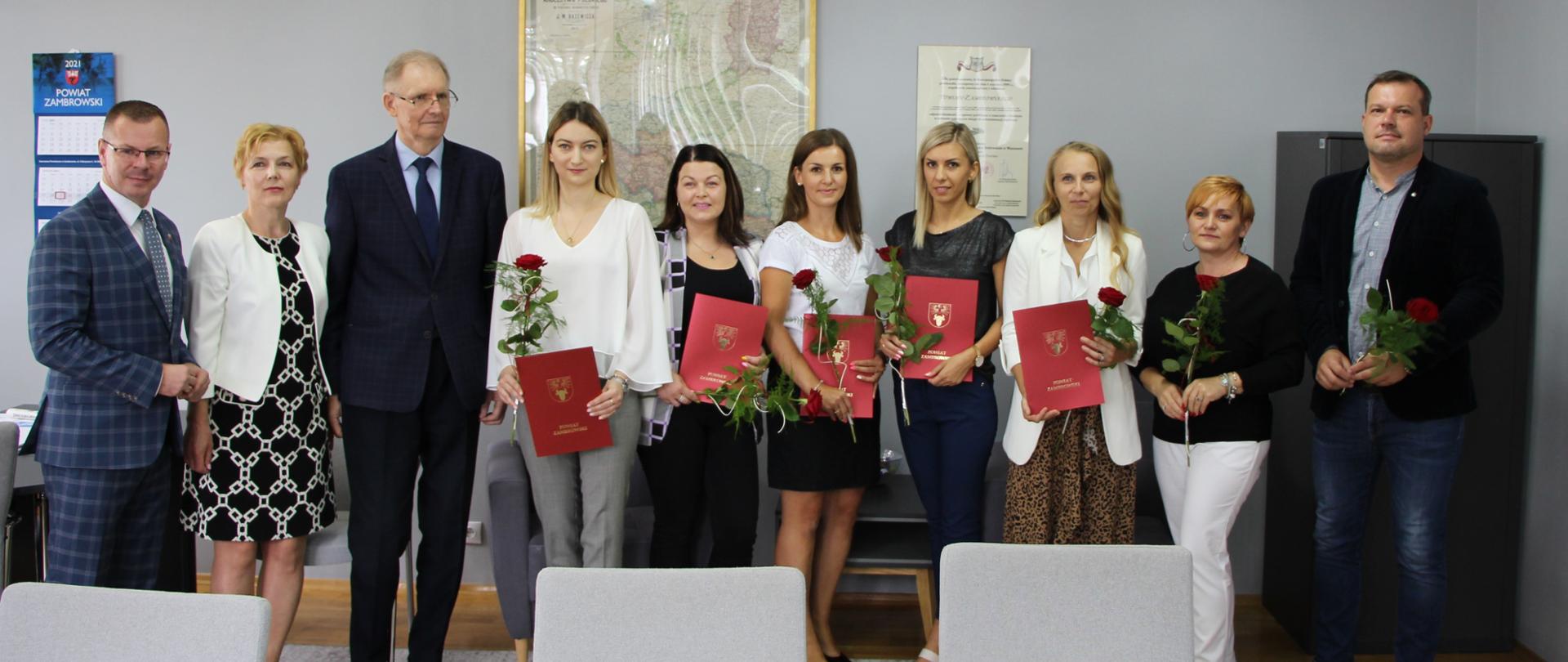 Nadanie stopnia awansu zawodowego nauczycielom placówek prowadzonych przez Powiat Zambrowski. Zdjęcie grupowe
