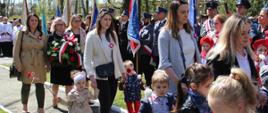 Poszczególne delegacje składają kwiaty -wiązanki składają dzieci z hajnowskich przedszkoli