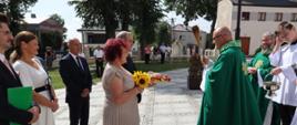 Ksiądz Proboszcz Błogosławi chleb dożnykowy