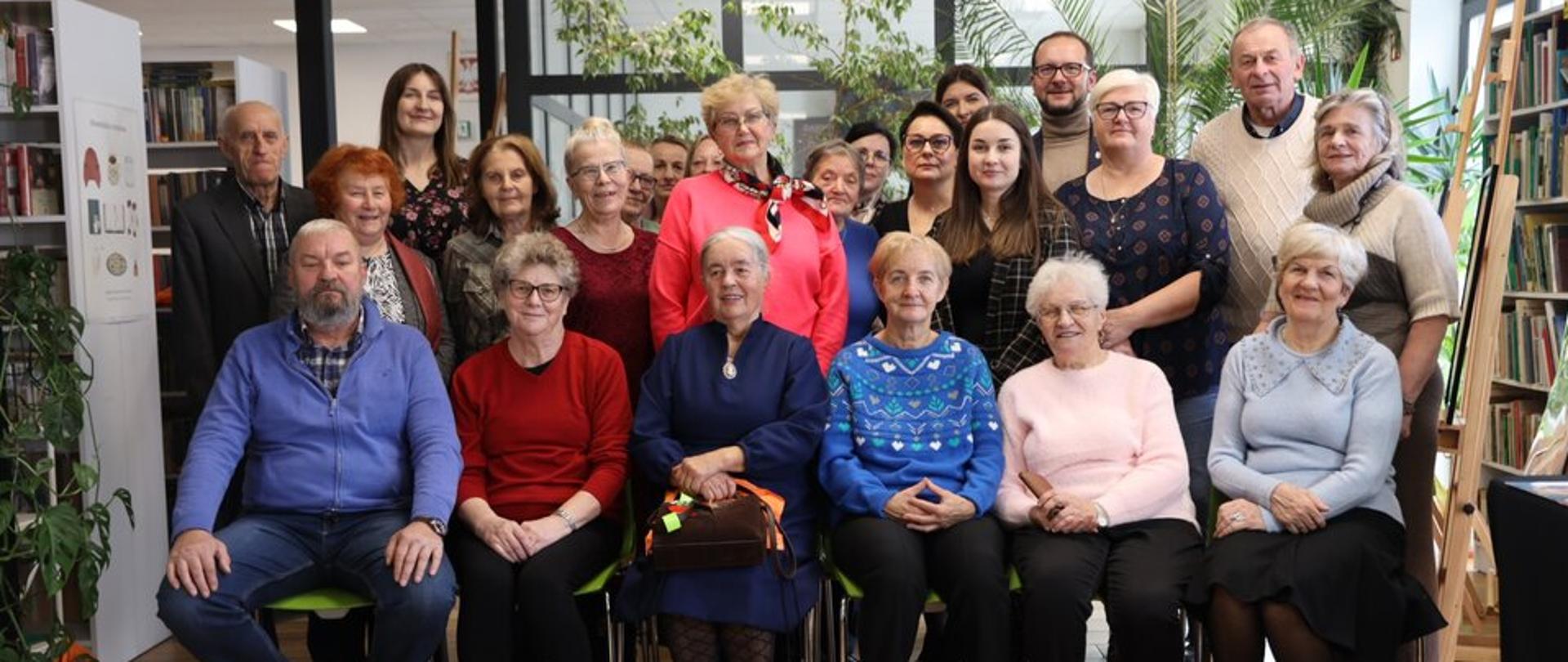 zdjęcie grupowe uczestników wystawy