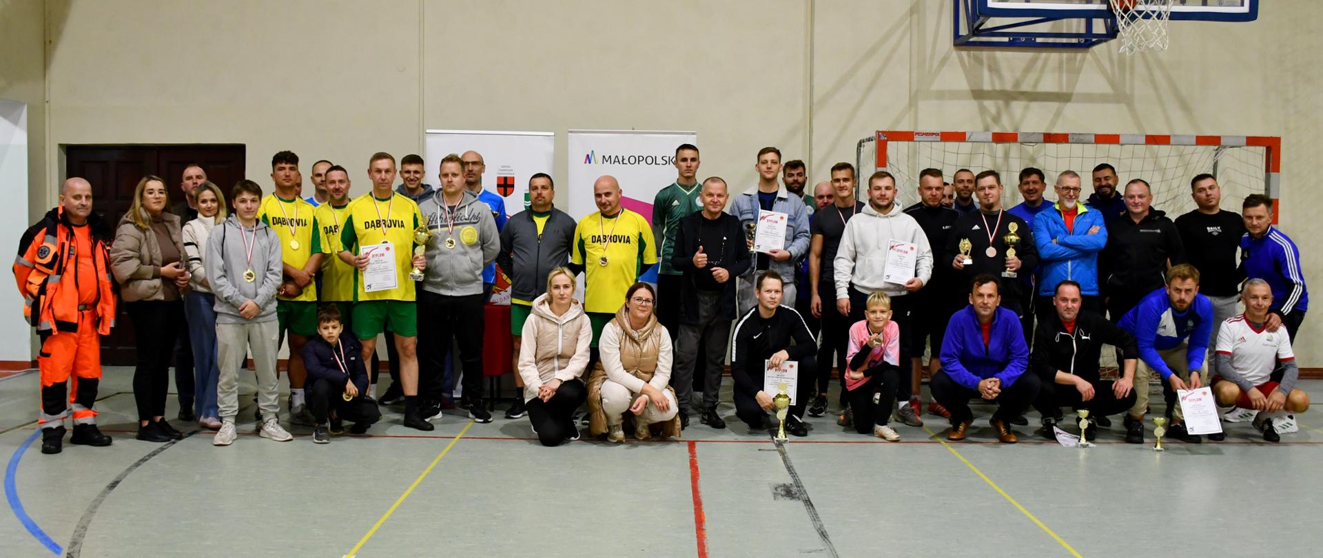 Grupowe zdjęcie uczestników po wręczeniu pucharów i medali