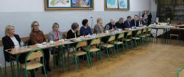 Zaproszeni goście - siedzą przy stołach, przemawia Starosta Hajnowski Andrzej Skiepko