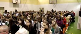 Konferencja w ZS CKR w Nakle Śląskim - młodzi ludzie zebrani przed ekranem na której wyświetlana jest prezentacja