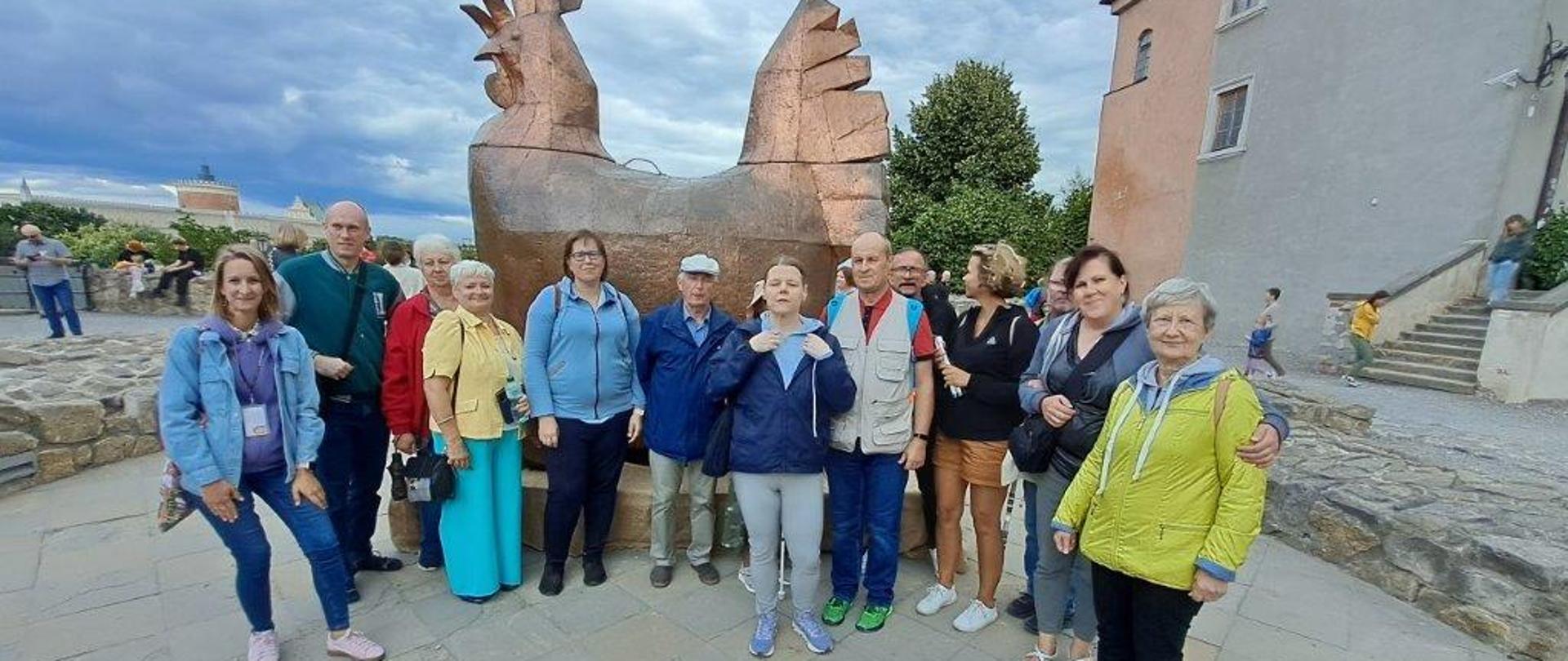 Przy pomniku kury, symbolizującej Jarmark Jagielloński