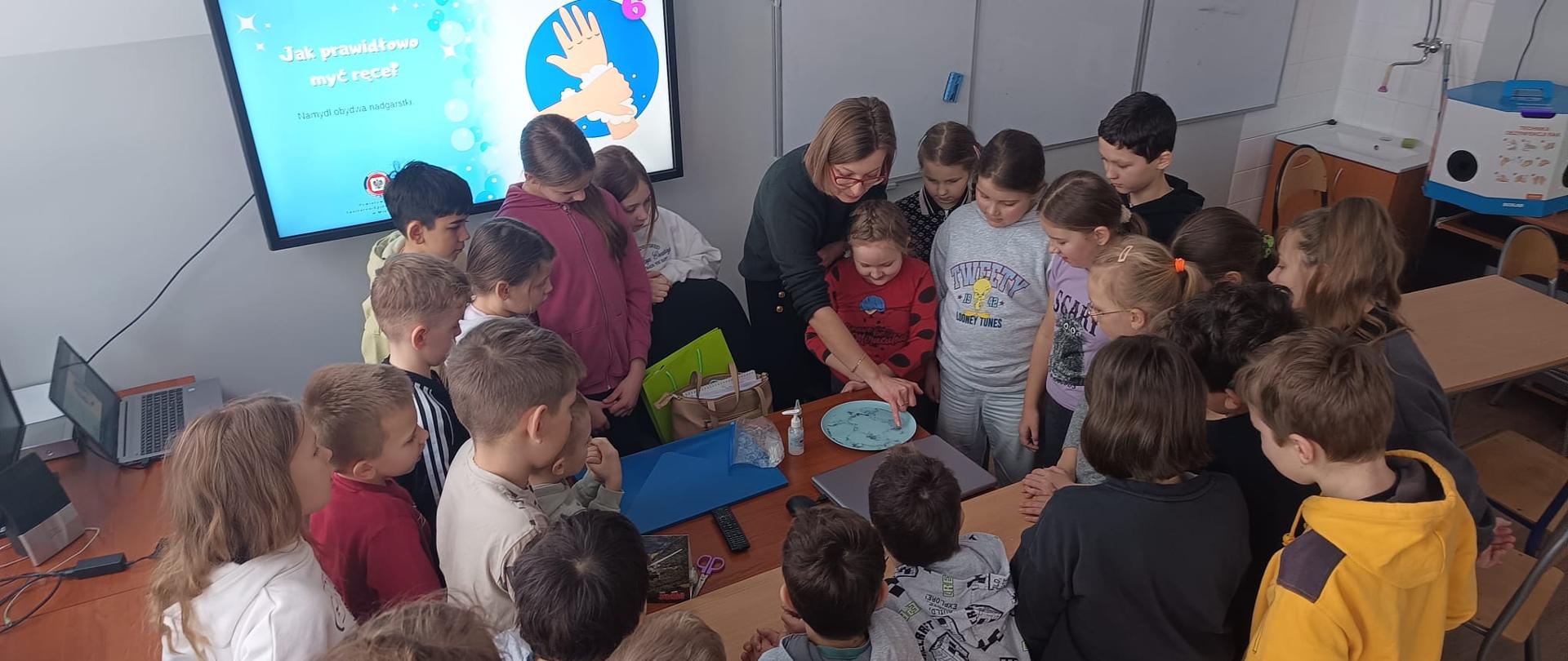 Uczniowie klas I-V podczas zajęć edukacyjnych pt. „Myję ręce, bo wiem więcej”