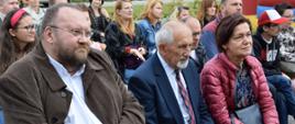 W pierwszym rzędzie od lewej siedzą przewodniczący Rady Powiatu Sokołowskiego Jacek Odziemczyk, członek zarządu Marek Ratyński, wiceprzewodnicząca Rady Powiatu Sokołowskiego Jolanta Ciołkowska